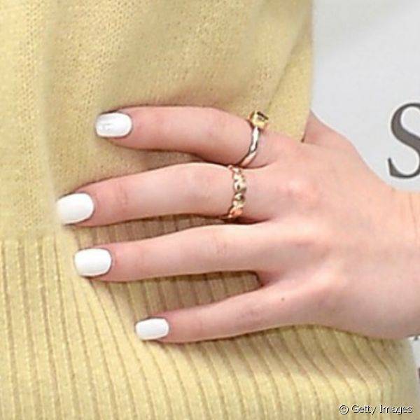Para ir a um evento na Califórnia, Lucy Hale destacou as unhas com esmalte branco leitoso (Foto: Getty Images)